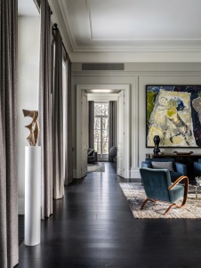 Фото интерьера гостиной дома в стиле неоклассика