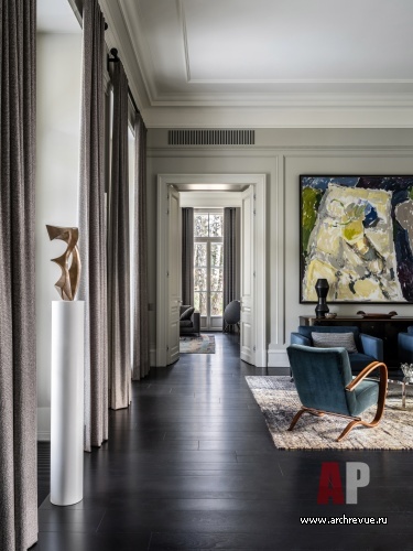 Фото интерьера гостиной дома в стиле неоклассика