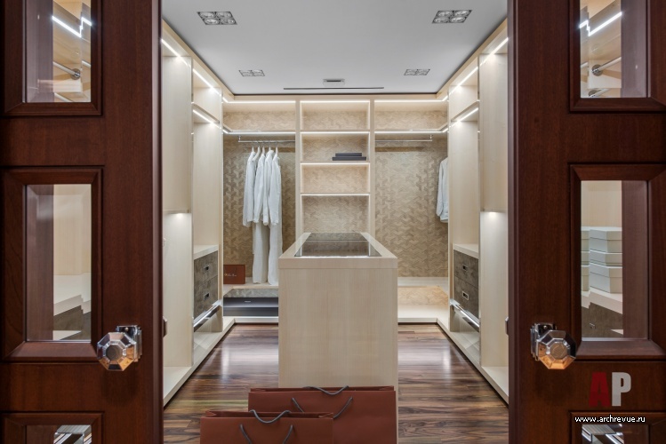 Фото интерьера гардеробной пентхауса в стиле ар-деко