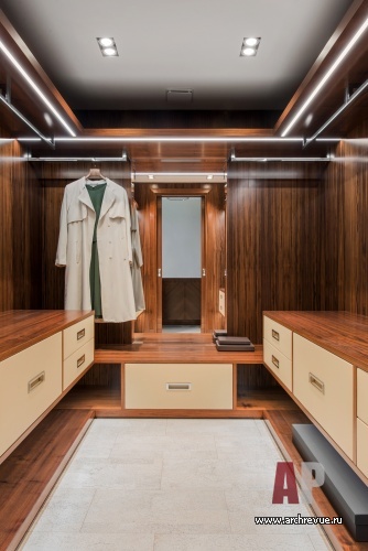 Фото интерьера гардеробной пентхауса в стиле ар-деко