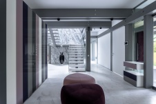 Фото интерьера лестничного холла дома в стиле минимализм