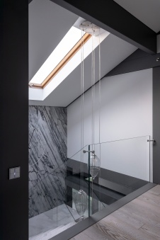 Фото интерьера лестницы дома в стиле минимализм