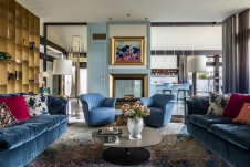 Фото интерьера каминной дома в стиле фьюжн