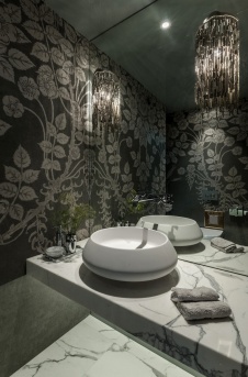 Фото интерьера гостевого санузла дома в стиле фьюжн