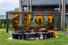 Фото фасада дома в стиле фьюжн