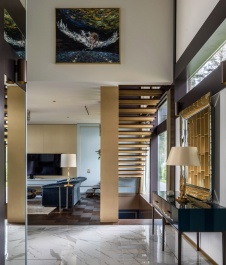 Фото интерьера входной зоны дома в стиле фьюжн