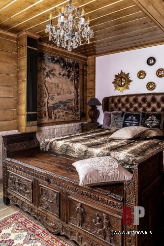 Фото интерьера спальни деревянного дома в стиле шале