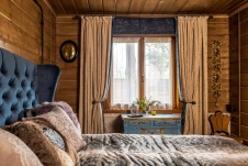 Фото интерьера гостевой деревянного дома в стиле шале