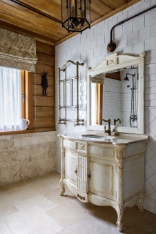 Фото интерьера гостевого санузла деревянного дома в стиле шале