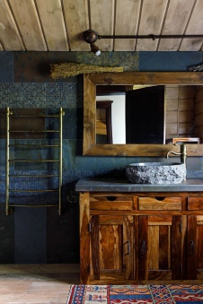 Фото интерьера гостевого санузла деревянного дома в стиле шале
