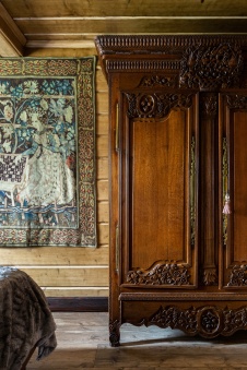 Фото интерьера гостевой деревянного дома в стиле шале