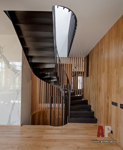 Фото интерьера лестничного холла дома в стиле эко