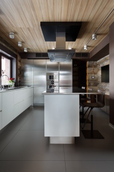 Фото интерьера кухни деревянного дома в современном стиле