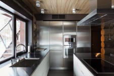 Фото интерьера кухни деревянного дома в современном стиле