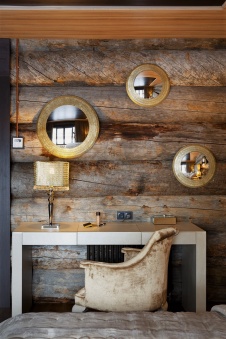 Фото интерьера спальни деревянного дома в современном стиле