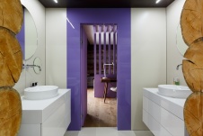 Фото интерьера санузла деревянного дома в современном стиле