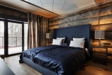 Фото интерьера спальни деревянного дома в современном стиле