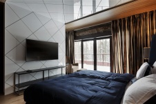 Фото интерьера спальни деревянного дома в современном стиле