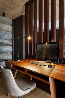 Фото интерьера кабинета деревянного дома в современном стиле