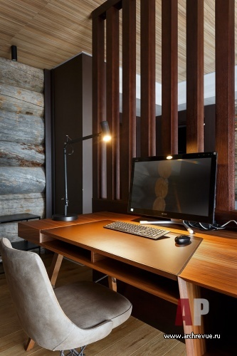 Фото интерьера кабинета деревянного дома в современном стиле
