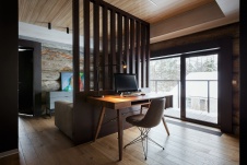 Фото интерьера кабинета деревянного дома в современном стиле