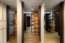 Фото интерьера коридора деревянного дома в современном стиле