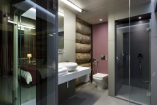 Фото интерьера гостевого санузла деревянного дома в современном стиле