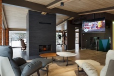 Фото интерьера зоны отдыха деревянного дома в современном стиле