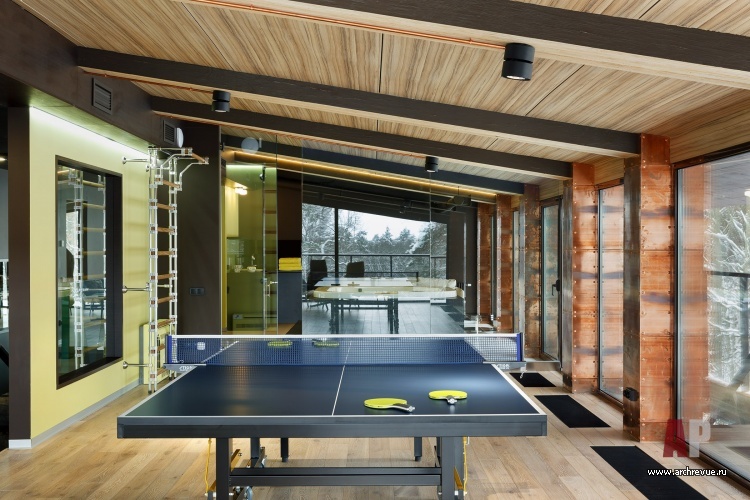 Фото интерьера тренажерного зала деревянного дома в современном стиле