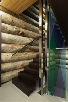 Фото интерьера лестницы деревянного дома в современном стиле