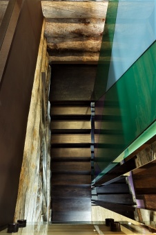 Фото интерьера лестницы деревянного дома в современном стиле