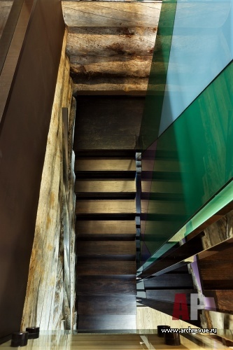 Фото интерьера лестницы деревянного дома в современном стиле
