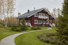 Фото фасада деревянного дома в стиле фьюжн