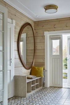 Фото интерьера входной зоны деревянного дома в стиле фьюжн