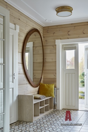 Фото интерьера входной зоны деревянного дома в стиле фьюжн