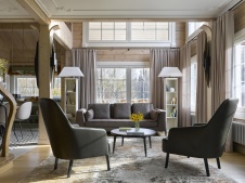 Фото интерьера гостиной деревянного дома в стиле фьюжн