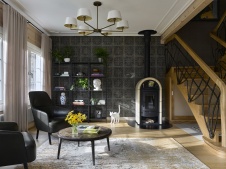 Фото интерьера каминной деревянного дома в стиле фьюжн