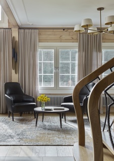 Фото интерьера гостиной деревянного дома в стиле фьюжн