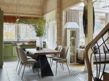 Фото интерьера столовой деревянного дома в стиле фьюжн