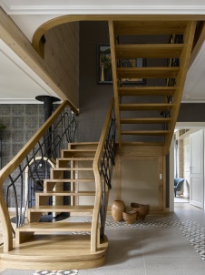 Фото лестницы деревянного дома в стиле фьюжн