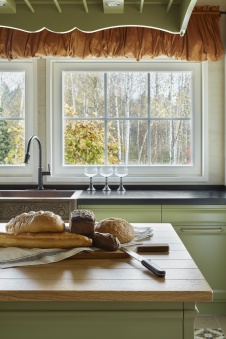 Фото интерьера кухни деревянного дома в стиле фьюжн