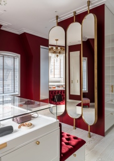 Фото интерьера гардеробной таунхауса в стиле ар-деко