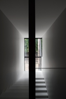 Фото лестницы дома в стиле минимализм