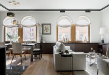 Прихожая. На полу – темный керамогранит с фактурой камня. С ним сочетается удобный диванчик с припыленной розовой обивкой. В нижней его части находятс