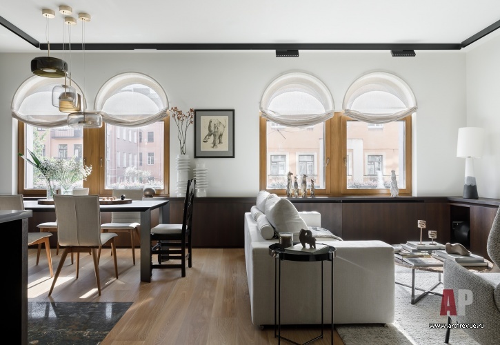 Прихожая. На полу – темный керамогранит с фактурой камня. С ним сочетается удобный диванчик с припыленной розовой обивкой. В нижней его части находятся встроенные ящики для хранения.