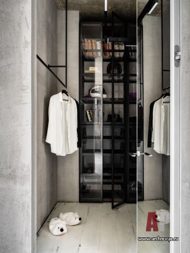 Фото интерьера гардеробной квартиры в стиле лофт
