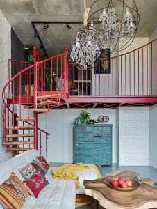 Фото интерьера лестничного холла двухэтажной квартиры в стиле лофт
