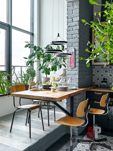 Фото интерьера столовой двухэтажной квартиры в стиле лофт