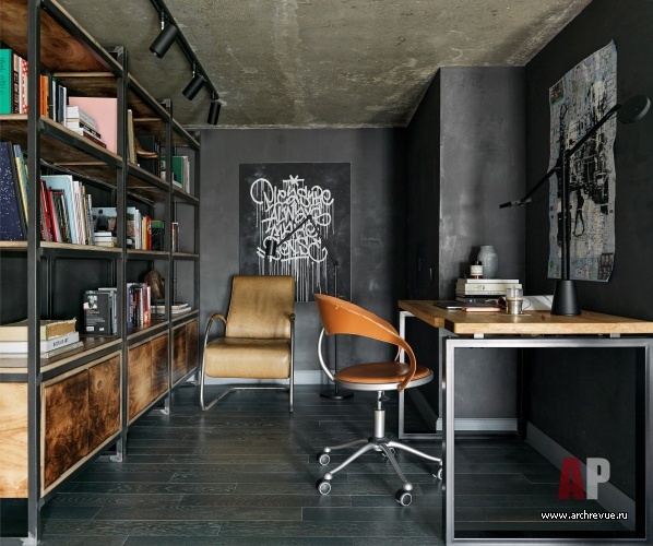 Фото интерьера кабинета двухэтажной квартиры в стиле лофт