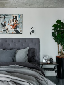 Фото интерьера спальни двухэтажной квартиры в стиле лофт